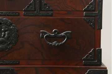 中古 美品　岩谷堂箪笥　美しい杢目と豪華な金具が目を惹く車箪笥(衣装箪笥、収納箪笥、整理箪笥、和箪笥、引き出し)(R-076230)