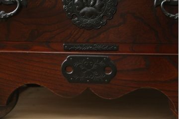 中古 美品　岩谷堂箪笥　美しい杢目と豪華な金具が目を惹く車箪笥(衣装箪笥、収納箪笥、整理箪笥、和箪笥、引き出し)(R-076230)