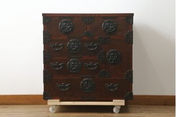 中古 美品　岩谷堂箪笥　美しい杢目と豪華な金具が目を惹く車箪笥(衣装箪笥、収納箪笥、整理箪笥、和箪笥、引き出し)(R-076230)