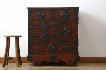 中古 美品　岩谷堂箪笥　美しい杢目と豪華な金具が目を惹く車箪笥(衣装箪笥、収納箪笥、整理箪笥、和箪笥、引き出し)(R-076231)