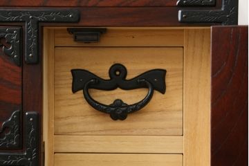 中古 美品　岩谷堂箪笥　美しい杢目と豪華な金具が目を惹く車箪笥(衣装箪笥、収納箪笥、整理箪笥、和箪笥、引き出し)(R-076231)