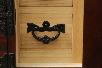 中古 美品　岩谷堂箪笥　美しい杢目と豪華な金具が目を惹く車箪笥(衣装箪笥、収納箪笥、整理箪笥、和箪笥、引き出し)(R-076231)