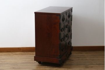 中古 美品　岩谷堂箪笥　美しい杢目と豪華な金具が目を惹く車箪笥(衣装箪笥、収納箪笥、整理箪笥、和箪笥、引き出し)(R-076231)