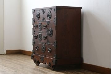 中古 美品　岩谷堂箪笥　美しい杢目と豪華な金具が目を惹く車箪笥(衣装箪笥、収納箪笥、整理箪笥、和箪笥、引き出し)(R-076231)