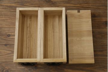 中古 美品　岩谷堂箪笥　美しい杢目と豪華な金具が目を惹く車箪笥(衣装箪笥、収納箪笥、整理箪笥、和箪笥、引き出し)(R-076231)