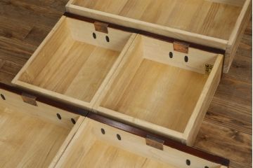中古 美品　岩谷堂箪笥　美しい杢目と豪華な金具が目を惹く車箪笥(衣装箪笥、収納箪笥、整理箪笥、和箪笥、引き出し)(R-076231)