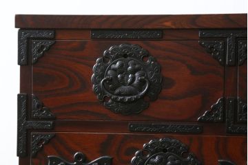 中古 美品　岩谷堂箪笥　美しい杢目と豪華な金具が目を惹く車箪笥(衣装箪笥、収納箪笥、整理箪笥、和箪笥、引き出し)(R-076231)