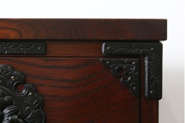 中古 美品　岩谷堂箪笥　美しい杢目と豪華な金具が目を惹く車箪笥(衣装箪笥、収納箪笥、整理箪笥、和箪笥、引き出し)(R-076231)
