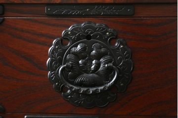 中古 美品　岩谷堂箪笥　美しい杢目と豪華な金具が目を惹く車箪笥(衣装箪笥、収納箪笥、整理箪笥、和箪笥、引き出し)(R-076231)