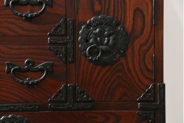 中古 美品　岩谷堂箪笥　美しい杢目と豪華な金具が目を惹く車箪笥(衣装箪笥、収納箪笥、整理箪笥、和箪笥、引き出し)(R-076231)