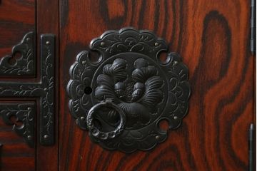 中古 美品　岩谷堂箪笥　美しい杢目と豪華な金具が目を惹く車箪笥(衣装箪笥、収納箪笥、整理箪笥、和箪笥、引き出し)(R-076231)