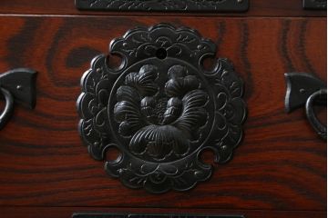 中古 美品　岩谷堂箪笥　美しい杢目と豪華な金具が目を惹く車箪笥(衣装箪笥、収納箪笥、整理箪笥、和箪笥、引き出し)(R-076231)