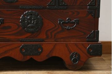 中古 美品　岩谷堂箪笥　美しい杢目と豪華な金具が目を惹く車箪笥(衣装箪笥、収納箪笥、整理箪笥、和箪笥、引き出し)(R-076231)