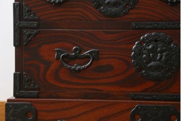 中古 美品　岩谷堂箪笥　美しい杢目と豪華な金具が目を惹く車箪笥(衣装箪笥、収納箪笥、整理箪笥、和箪笥、引き出し)(R-076231)