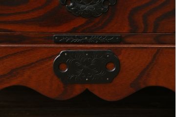 中古 美品　岩谷堂箪笥　美しい杢目と豪華な金具が目を惹く車箪笥(衣装箪笥、収納箪笥、整理箪笥、和箪笥、引き出し)(R-076231)