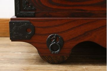 中古 美品　岩谷堂箪笥　美しい杢目と豪華な金具が目を惹く車箪笥(衣装箪笥、収納箪笥、整理箪笥、和箪笥、引き出し)(R-076231)