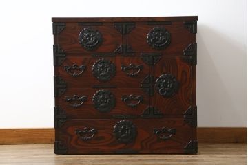 中古 美品　岩谷堂箪笥　美しい杢目と豪華な金具が目を惹く車箪笥(衣装箪笥、収納箪笥、整理箪笥、和箪笥、引き出し)(R-076231)