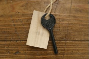 中古 美品　岩谷堂箪笥　美しい杢目と豪華な金具が目を惹く車箪笥(衣装箪笥、収納箪笥、整理箪笥、和箪笥、引き出し)(R-076231)