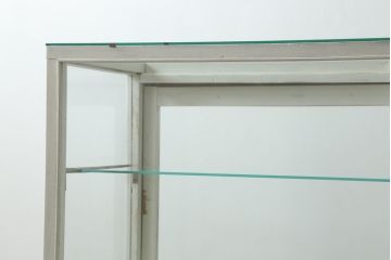 和製アンティーク　白色のペイント仕上げがお洒落な脚付きGケース(ガラスケース、ショーケース、ディスプレイケース、コレクションケース、飾り棚、陳列棚、店舗什器)(R-076234)
