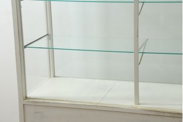 和製アンティーク　白色のペイント仕上げがお洒落な脚付きGケース(ガラスケース、ショーケース、ディスプレイケース、コレクションケース、飾り棚、陳列棚、店舗什器)(R-076234)