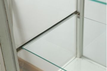 和製アンティーク　白色のペイント仕上げがお洒落な脚付きGケース(ガラスケース、ショーケース、ディスプレイケース、コレクションケース、飾り棚、陳列棚、店舗什器)(R-076234)