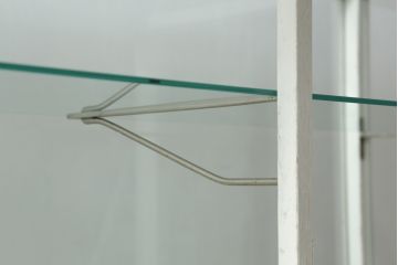 和製アンティーク　白色のペイント仕上げがお洒落な脚付きGケース(ガラスケース、ショーケース、ディスプレイケース、コレクションケース、飾り棚、陳列棚、店舗什器)(R-076234)