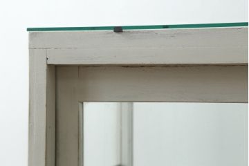 和製アンティーク　白色のペイント仕上げがお洒落な脚付きGケース(ガラスケース、ショーケース、ディスプレイケース、コレクションケース、飾り棚、陳列棚、店舗什器)(R-076234)