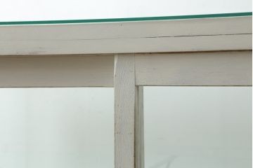 和製アンティーク　白色のペイント仕上げがお洒落な脚付きGケース(ガラスケース、ショーケース、ディスプレイケース、コレクションケース、飾り棚、陳列棚、店舗什器)(R-076234)
