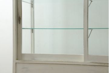和製アンティーク　白色のペイント仕上げがお洒落な脚付きGケース(ガラスケース、ショーケース、ディスプレイケース、コレクションケース、飾り棚、陳列棚、店舗什器)(R-076234)