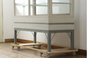 和製アンティーク　ペイント仕上げがお洒落な脚付きGケース(ガラスケース、ショーケース、ディスプレイケース、コレクションケース、飾り棚、陳列棚、店舗什器)(R-076235)