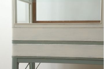 和製アンティーク　ペイント仕上げがお洒落な脚付きGケース(ガラスケース、ショーケース、ディスプレイケース、コレクションケース、飾り棚、陳列棚、店舗什器)(R-076235)