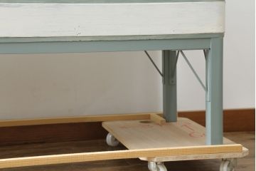 和製アンティーク　ペイント仕上げがお洒落な脚付きGケース(ガラスケース、ショーケース、ディスプレイケース、コレクションケース、飾り棚、陳列棚、店舗什器)(R-076235)