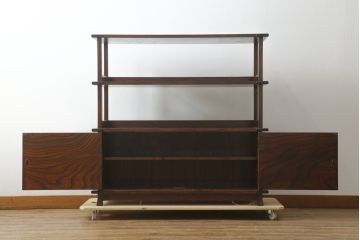 中古　美品　岩谷堂箪笥　深い木の色味と木目が美しい飾り棚(茶棚、茶箪笥、収納棚、戸棚)(R-076236)