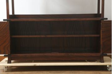 中古　美品　岩谷堂箪笥　深い木の色味と木目が美しい飾り棚(茶棚、茶箪笥、収納棚、戸棚)(R-076236)