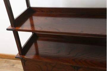中古　美品　岩谷堂箪笥　深い木の色味と木目が美しい飾り棚(茶棚、茶箪笥、収納棚、戸棚)(R-076236)
