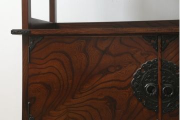 中古　美品　岩谷堂箪笥　深い木の色味と木目が美しい飾り棚(茶棚、茶箪笥、収納棚、戸棚)(R-076236)