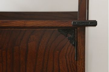 中古　美品　岩谷堂箪笥　深い木の色味と木目が美しい飾り棚(茶棚、茶箪笥、収納棚、戸棚)(R-076236)