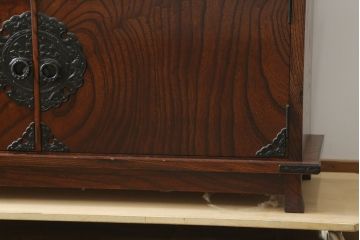 中古　美品　岩谷堂箪笥　深い木の色味と木目が美しい飾り棚(茶棚、茶箪笥、収納棚、戸棚)(R-076236)