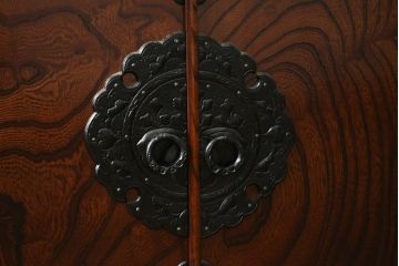 中古　美品　岩谷堂箪笥　深い木の色味と木目が美しい飾り棚(茶棚、茶箪笥、収納棚、戸棚)(R-076236)