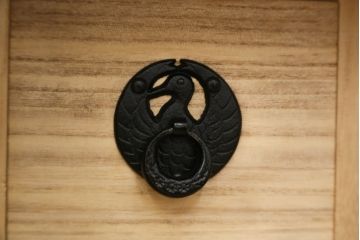 中古　岩谷堂箪笥　桐文様　銀河5号　美しい木目と立派な金具が魅力的な車箪笥(収納箪笥、整理箪笥、和タンス、引き出し、チェスト)(R-076238)