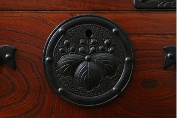 中古　岩谷堂箪笥　桐文様　銀河5号　美しい木目と立派な金具が魅力的な車箪笥(収納箪笥、整理箪笥、和タンス、引き出し、チェスト)(R-076238)