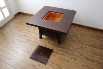 中古　美品!!　九州民芸家具　和モダンな空間づくりにおすすめの囲炉裏テーブル(ダイニングテーブル、食卓、4人掛け、木製火鉢)(R-076241)