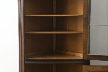 中古　イギリス製　Marcus(マーカス)社　オーク材　クラシカルな佇まいが魅力的なコーナーキャビネット(飾り棚、収納棚、戸棚、英国)(R-076242)