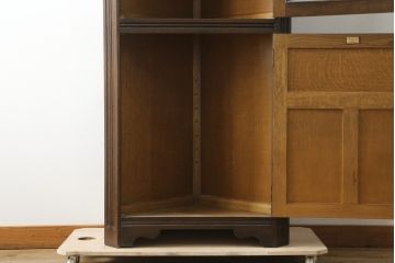 中古　イギリス製　Marcus(マーカス)社　オーク材　クラシカルな佇まいが魅力的なコーナーキャビネット(飾り棚、収納棚、戸棚、英国)(R-076242)