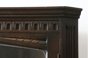 中古　イギリス製　Marcus(マーカス)社　オーク材　クラシカルな佇まいが魅力的なコーナーキャビネット(飾り棚、収納棚、戸棚、英国)(R-076242)