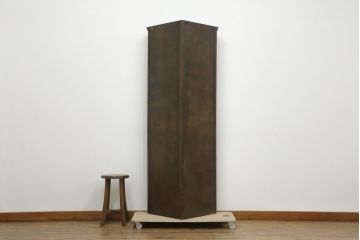 中古　イギリス製　Marcus(マーカス)社　オーク材　クラシカルな佇まいが魅力的なコーナーキャビネット(飾り棚、収納棚、戸棚、英国)(R-076242)