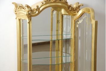 中古　美品　SILIK(シリック)　ロココ調　背面鏡張り　華やかな色合いと装飾が魅力的なキャビネット(キュリオケース、ガラスケース、ショーケース、飾り棚、陳列棚、食器棚、店舗什器)(定価約290万円)(R-076246)
