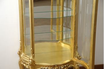 中古　美品　SILIK(シリック)　ロココ調　背面鏡張り　華やかな色合いと装飾が魅力的なキャビネット(キュリオケース、ガラスケース、ショーケース、飾り棚、陳列棚、食器棚、店舗什器)(定価約290万円)(R-076246)