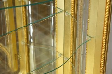 中古　美品　SILIK(シリック)　ロココ調　背面鏡張り　華やかな色合いと装飾が魅力的なキャビネット(キュリオケース、ガラスケース、ショーケース、飾り棚、陳列棚、食器棚、店舗什器)(定価約290万円)(R-076246)