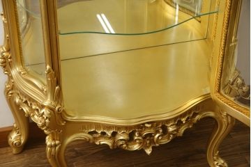 中古　美品　SILIK(シリック)　ロココ調　背面鏡張り　華やかな色合いと装飾が魅力的なキャビネット(キュリオケース、ガラスケース、ショーケース、飾り棚、陳列棚、食器棚、店舗什器)(定価約290万円)(R-076246)